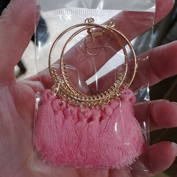 🔴Pink Tassel Hoop Earrings - Picture 2 of 3